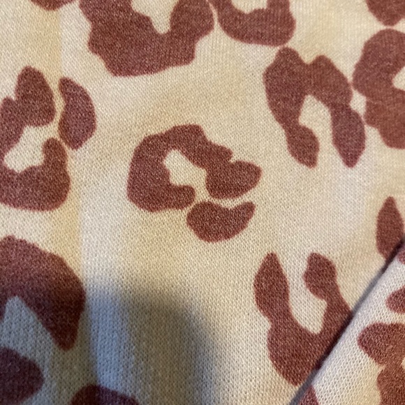 Long sleeve animal print v neck. - Picture 6 of 6